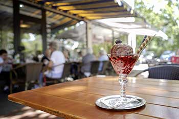 Eisbecher mit Beeren auf der Terrasse des Roni