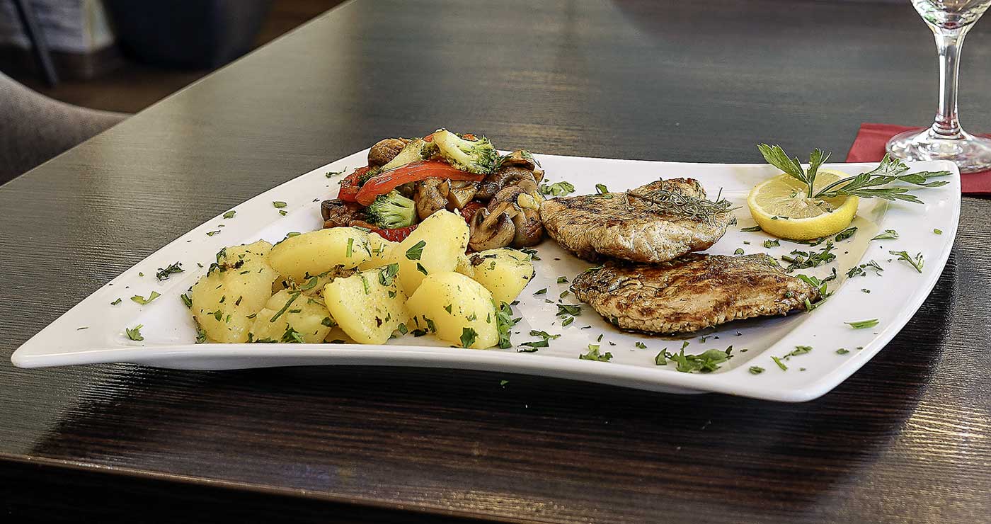 Mediterrane Schweinekoteletts mit Kartoffeln und Gemüse im Roni